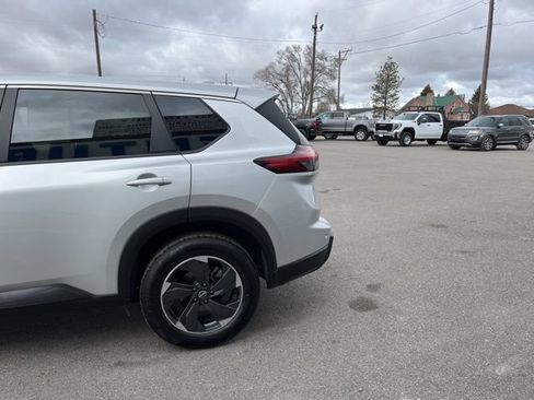 Used 2024 Nissan Rogue SV AWD/4WD image 6