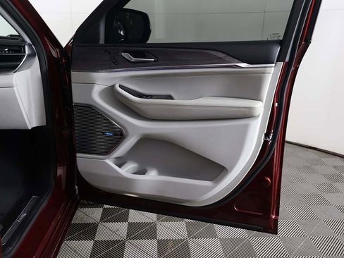 Used 2022 Jeep Grand Cherokee L Overland w/ Advanced Protech Group III image 32