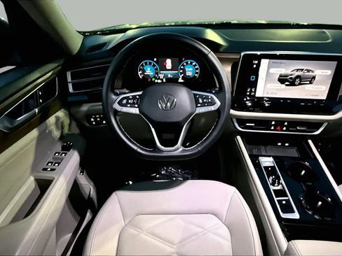 Used 2025 Volkswagen Atlas SE AWD/4WD image 6