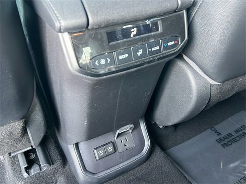 Used 2020 Toyota Highlander Limited image 15
