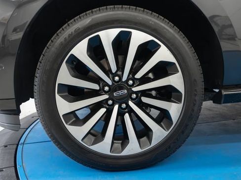 Used 2023 Lincoln Navigator L Reserve AWD/4WD image 2