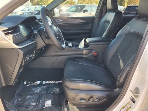 New 2025 Jeep Grand Cherokee Laredo image 4