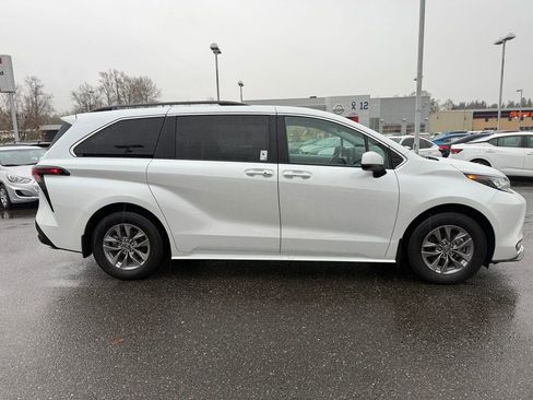 Used 2025 Toyota Sienna XLE image 8