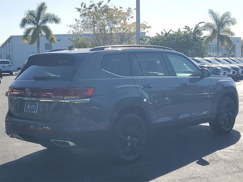 Certified 2025 Volkswagen Atlas SE image 3