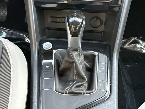 Used 2025 Volkswagen Taos SE w/ Panoramic Sunroof Package FWD image 17