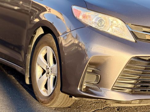 Used 2019 Toyota Sienna LE w/ Carpet Mat Package FWD image 7
