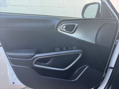 Used 2025 Kia Soul LX w/ LX Technology Package FWD image 18