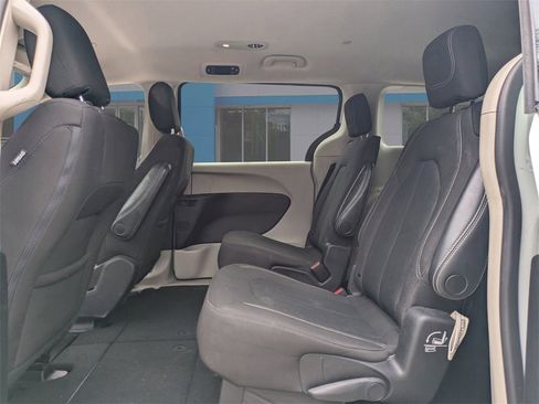 Used 2022 Chrysler Voyager LX image 14