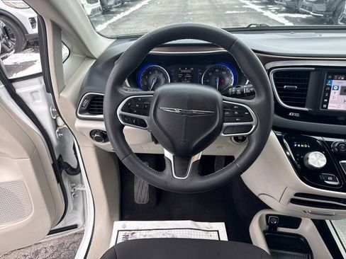 Used 2022 Chrysler Voyager LX image 23