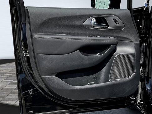 New 2026 Chrysler Pacifica Select image 30