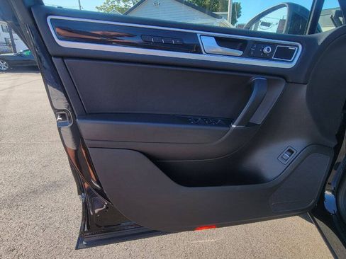 Used 2017 Volkswagen Touareg Executive AWD/4WD image 12