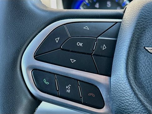 Used 2023 Chrysler Pacifica Touring-L FWD image 37
