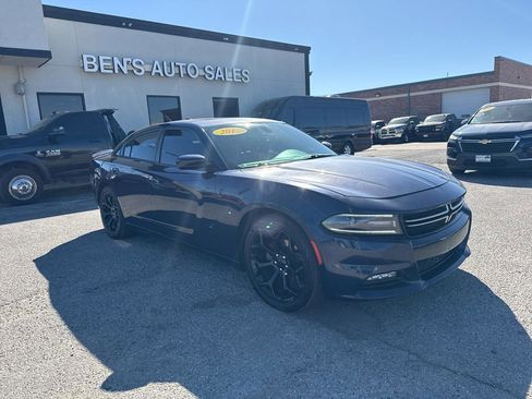 Used 2017 Dodge Charger SXT w/ Plus Group image 4