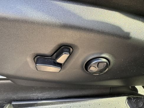 Used 2025 Chrysler Pacifica Limited FWD image 10
