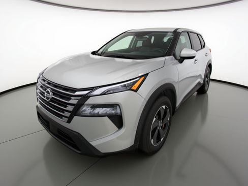 Used 2025 Nissan Rogue SV image 3