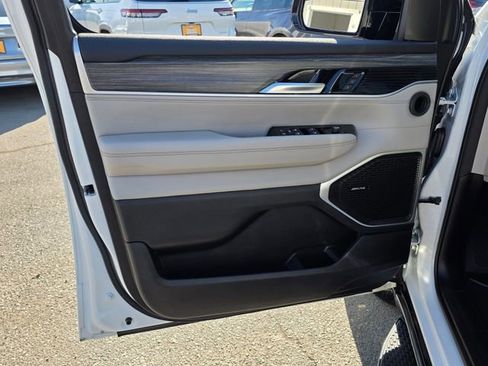 Used 2024 Jeep Wagoneer L Series II image 21