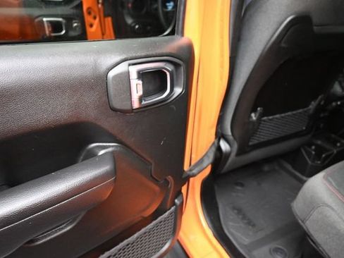 Used 2025 Jeep Gladiator Rubicon w/ Convenience Group AWD/4WD image 18