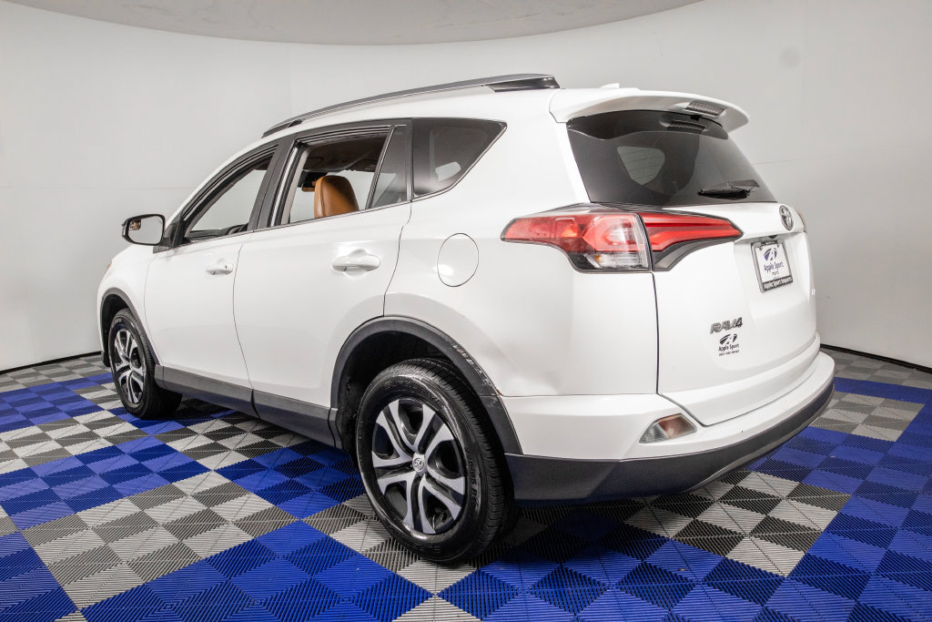 Used 2018 Toyota RAV4 LE FWD image 7