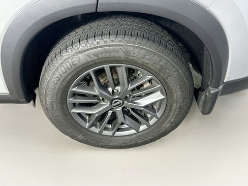 Used 2024 Nissan Rogue S FWD image 11