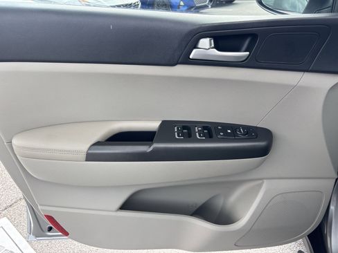 Used 2020 Kia Sportage LX image 11