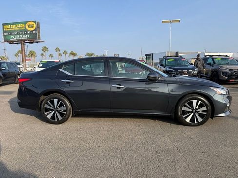 Used 2022 Nissan Altima 2.5 SV w/ SV Premium Package image 7