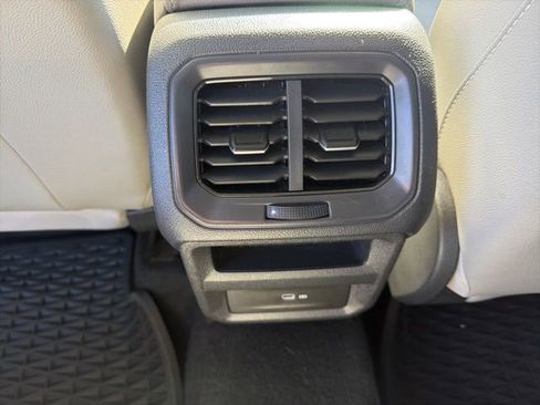 Used 2022 Volkswagen Taos SE w/ Panoramic Sunroof Package image 8