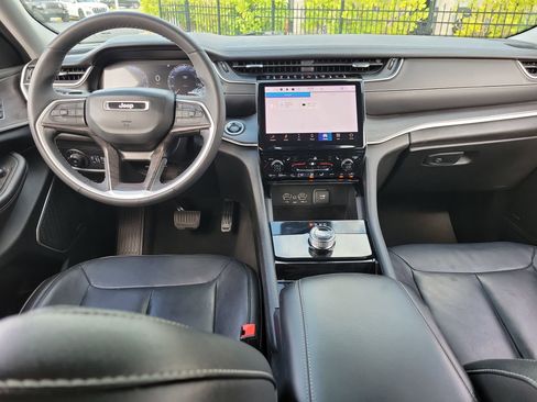 Used 2023 Jeep Grand Cherokee L Limited w/ Black Appearance Package image 15