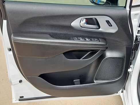 Used 2026 Chrysler Pacifica Limited FWD image 14