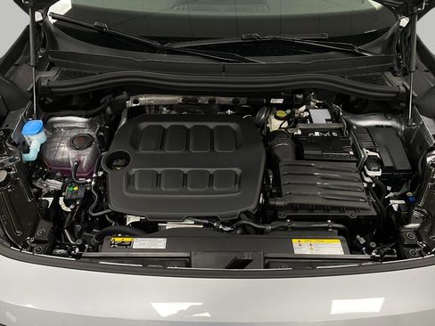 New 2025 Volkswagen Tiguan SE image 11