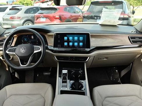 Used 2024 Volkswagen Atlas SE w/ Panoramic Sunroof Package AWD/4WD image 7