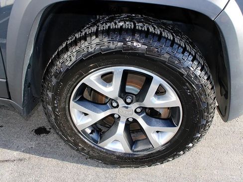Used 2017 Jeep Cherokee Trailhawk w/ Cold Weather Group AWD/4WD image 8