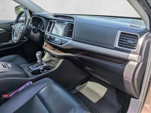 Used 2019 Toyota Highlander XLE AWD/4WD image 22