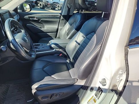 Used 2022 Toyota Highlander XLE AWD/4WD image 34