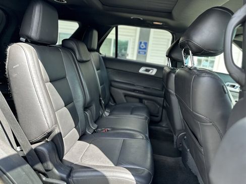 Used 2015 Ford Explorer XLT w/ Equipment Group 202B AWD/4WD image 15