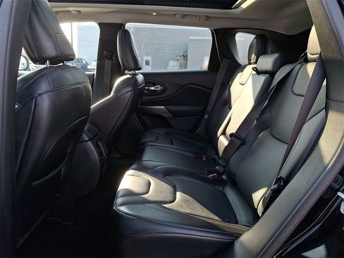 Used 2021 Jeep Cherokee Limited image 10