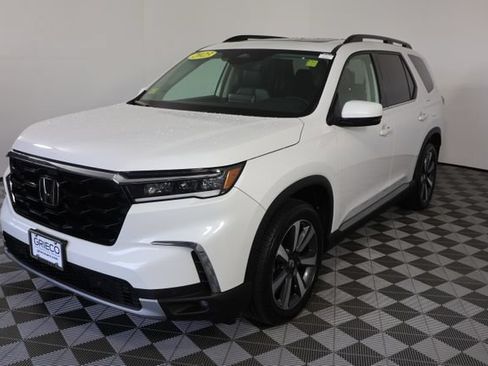 Used 2023 Honda Pilot Touring image 4