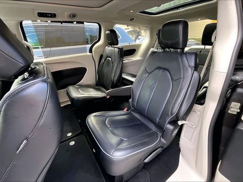 Used 2020 Chrysler Pacifica Limited image 25