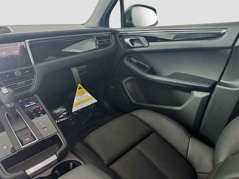 Certified 2026 Porsche Macan AWD/4WD image 26