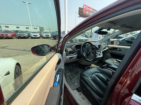Used 2019 Chrysler Pacifica Touring-L FWD image 21