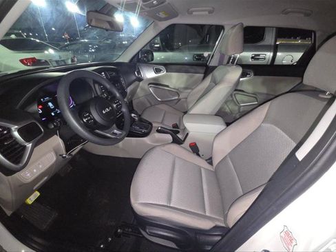 Used 2025 Kia Soul LX w/ LX Technology Package FWD image 3
