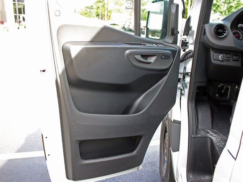 Used 2025 Mercedes-Benz Sprinter 2500 image 9