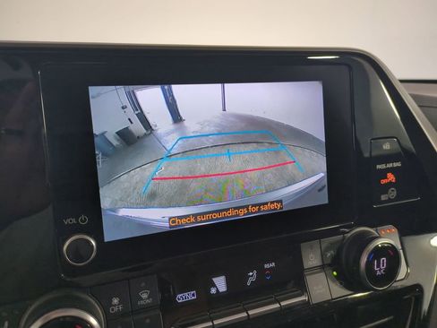 Used 2023 Toyota Highlander XLE FWD image 27