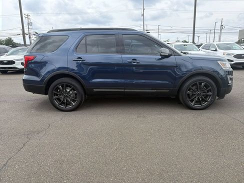 Used 2017 Ford Explorer XLT w/ Equipment Group 202A AWD/4WD image 6