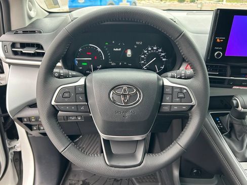 Used 2026 Toyota Sienna XLE FWD image 12