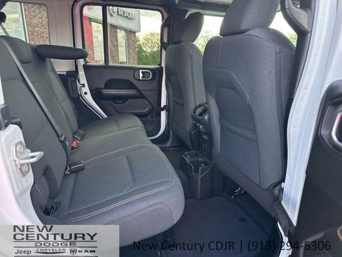Used 2025 Jeep Wrangler Unlimited Sahara AWD/4WD image 17