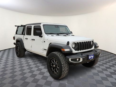 Used 2025 Jeep Gladiator Sport AWD/4WD image 6
