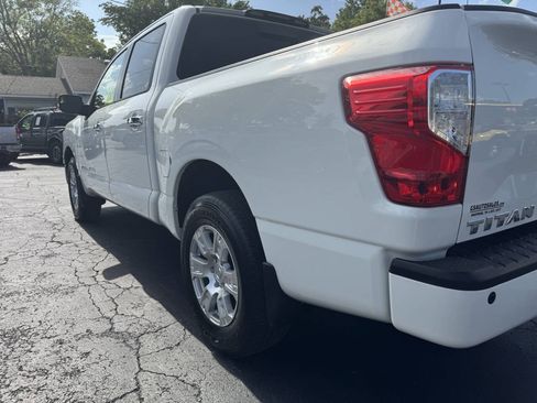 Used 2018 Nissan Titan SV w/ SV Convenience Package AWD/4WD image 15