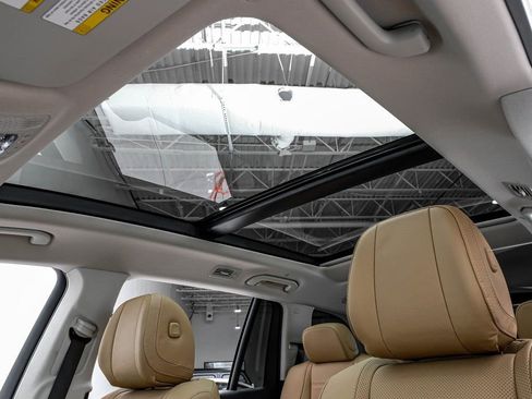 Used 2024 Mercedes-Benz GLS 580 4MATIC image 9