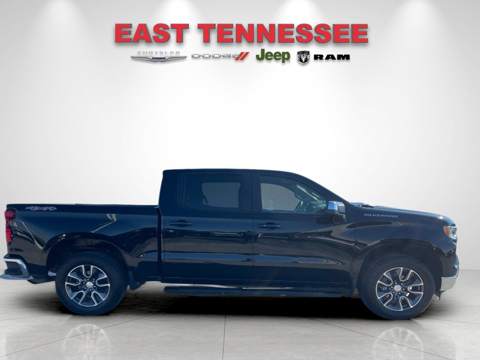 Used 2023 Chevrolet Silverado 1500 LT AWD/4WD image 2