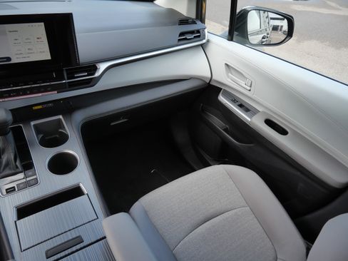 Certified 2026 Toyota Sienna LE FWD image 12